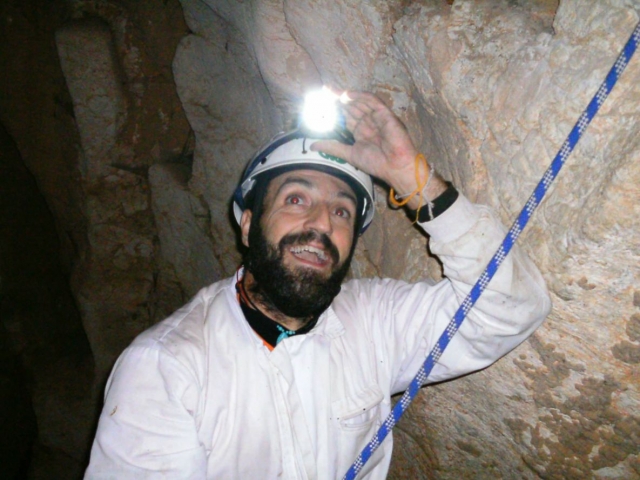 Con la cuerda en el interior de la cueva